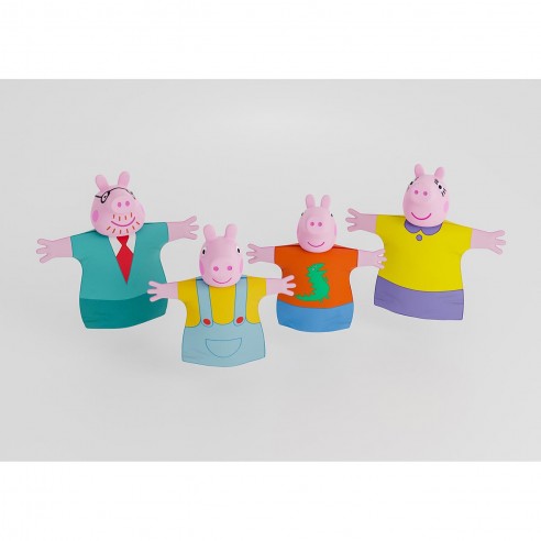 Familia Peppa Pig en marionetas de peluche.