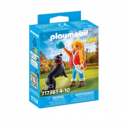 MUJER CON PERRO DE MONTAÑA...