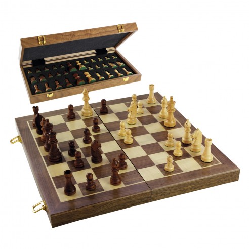 DELUXE CHESS SET WITH CARVED PIECES...